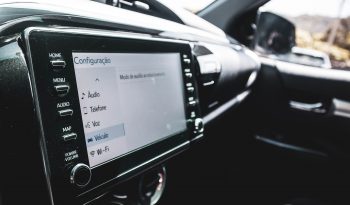 Toyota Hilux Tracker 2021 completo