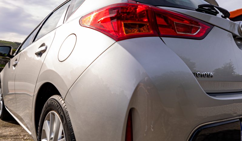 Toyota Auris D-4D Business completo