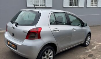 Toyota Yaris D-4D completo